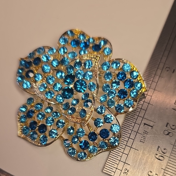 Elegant Gold and Blue Floral Brooch - Picture 2 of 4
